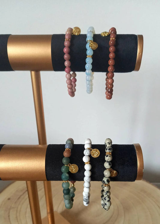 Bracelet VIRGINIE / perles pierres semi-précieuses agate indienne givrée / breloque abeille dorée à l'or fin