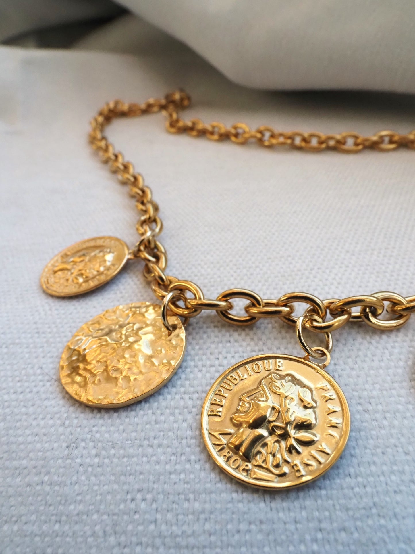Collier FLORENCE / breloques rondes / chaîne acier inoxydable dorée