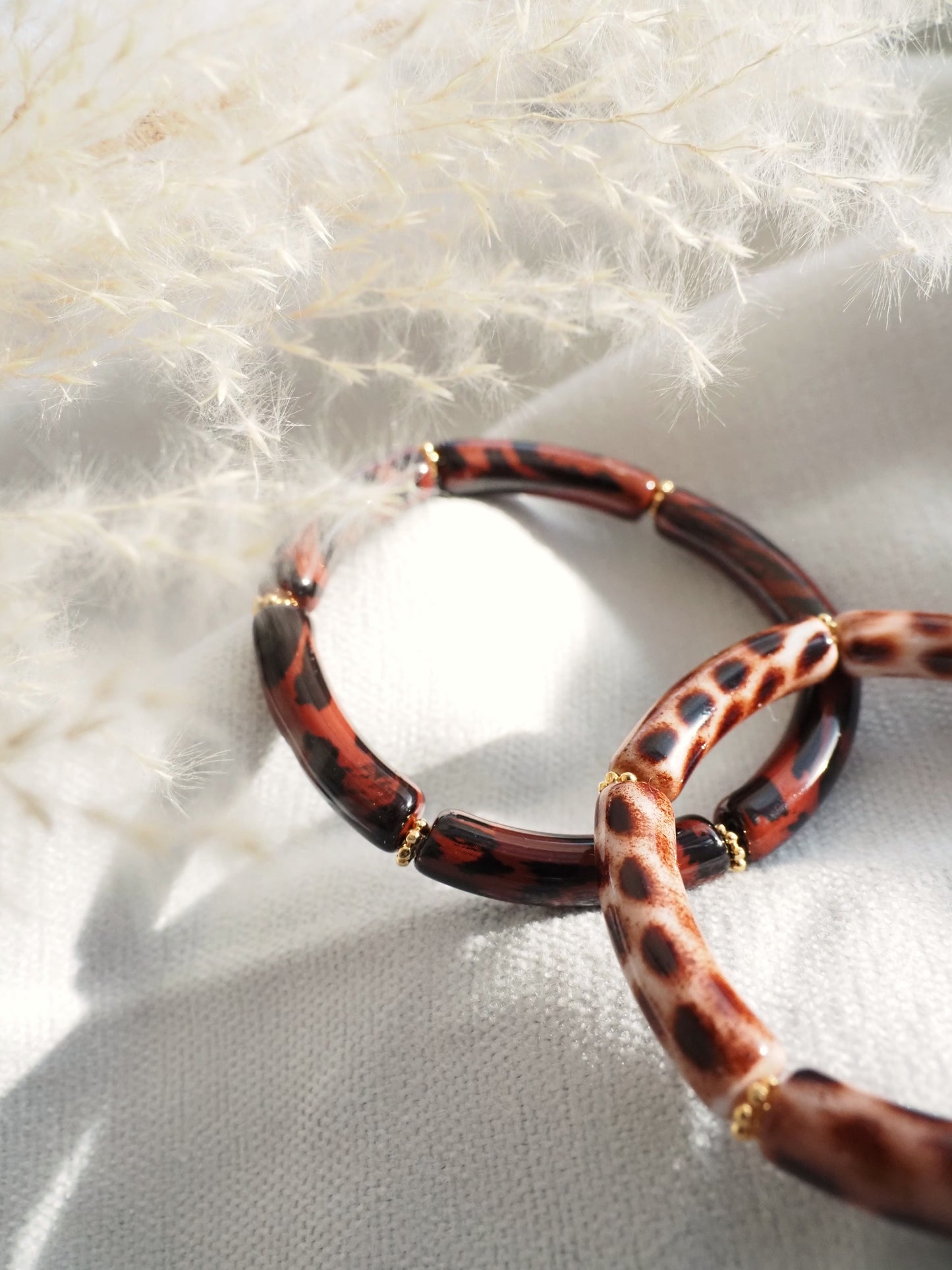 Bracelet jonc CONSTANCE / perles tubes en résine acrylique incurvées imprimé animal