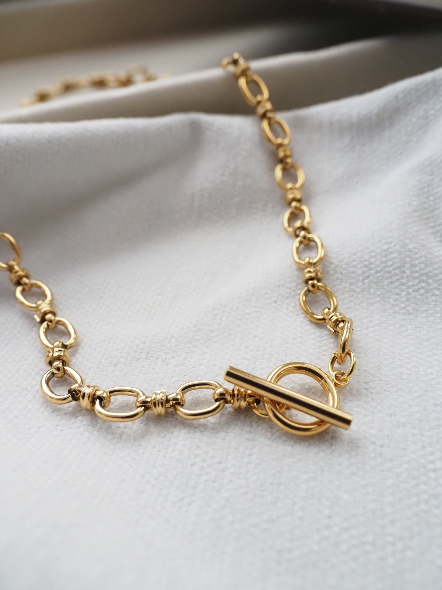 Collier court FABIOLA – Maille ovale dorée et fermoir toggle en acier inoxydable
