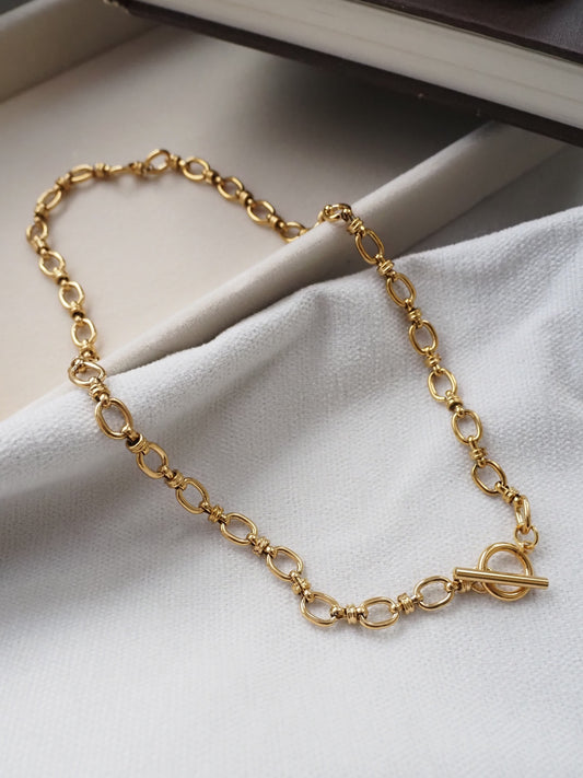 Collier court FABIOLA – Maille ovale dorée et fermoir toggle en acier inoxydable