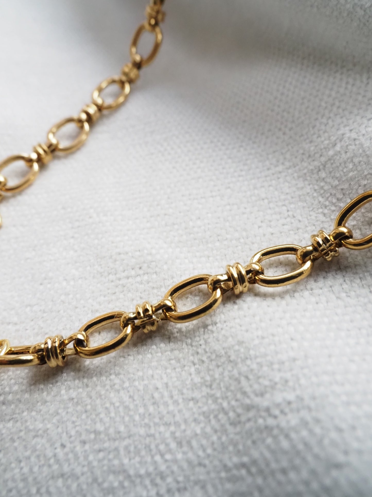 Collier court FABIOLA – Maille ovale dorée et fermoir toggle en acier inoxydable