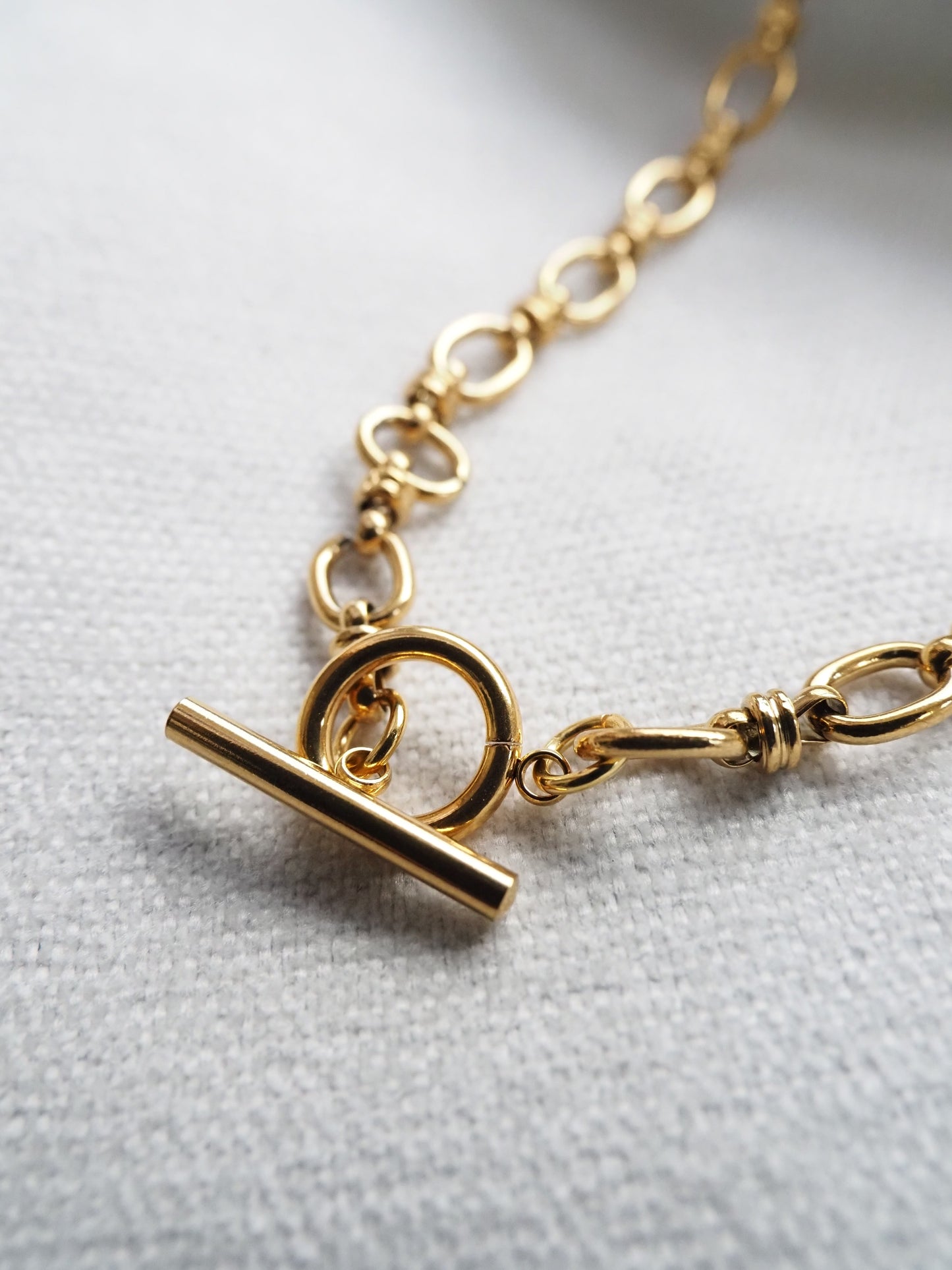 Collier court FABIOLA – Maille ovale dorée et fermoir toggle en acier inoxydable