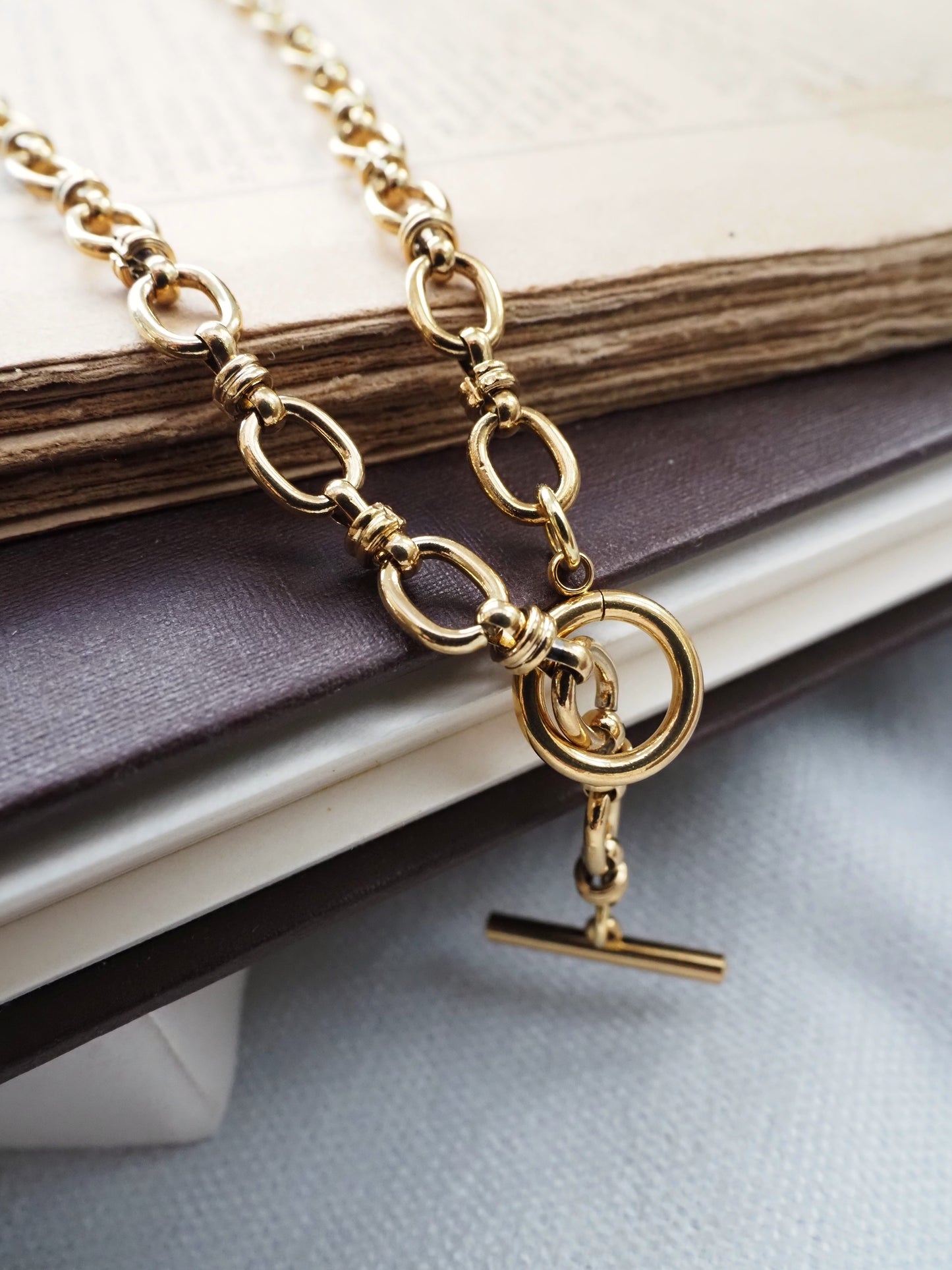 Collier court FABIOLA – Maille ovale dorée et fermoir toggle en acier inoxydable