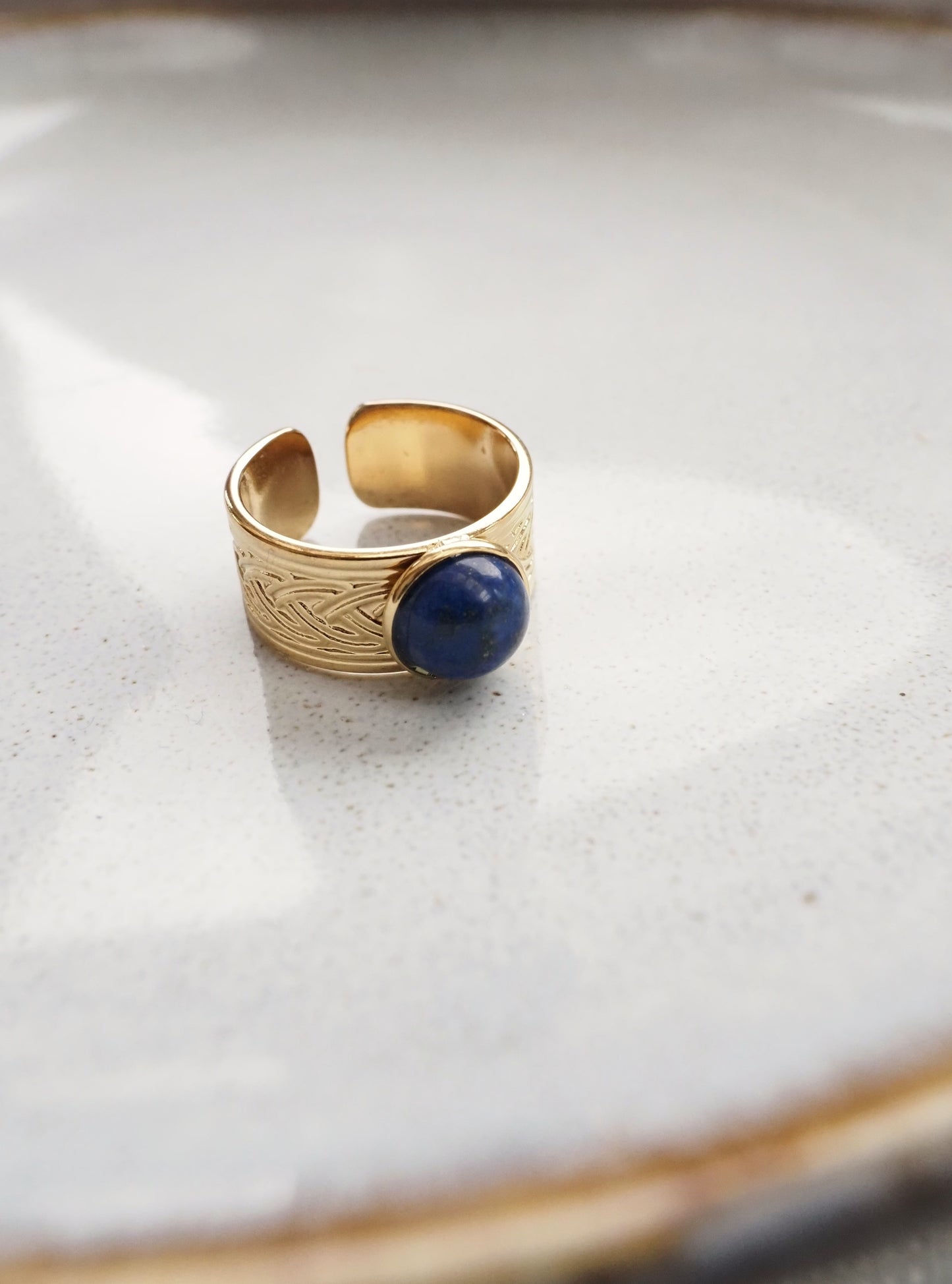 Bague manchette ajustable LINDSAY / pierre fine et acier inoxydable doré