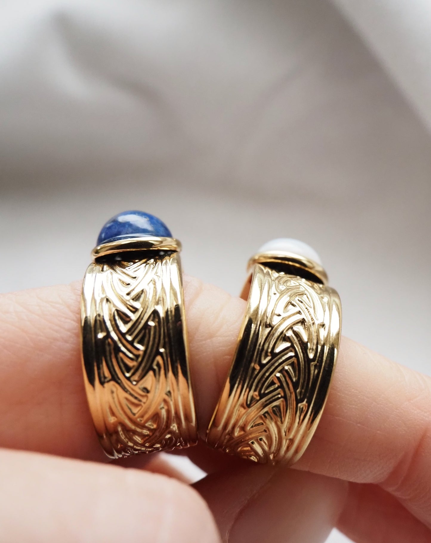 Bague manchette ajustable LINDSAY / pierre fine et acier inoxydable doré