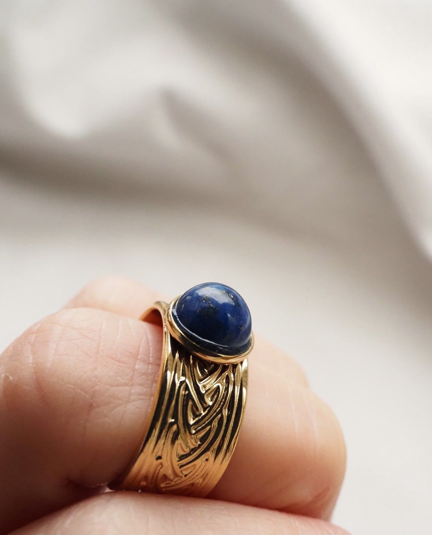 Bague manchette ajustable LINDSAY / pierre fine et acier inoxydable doré