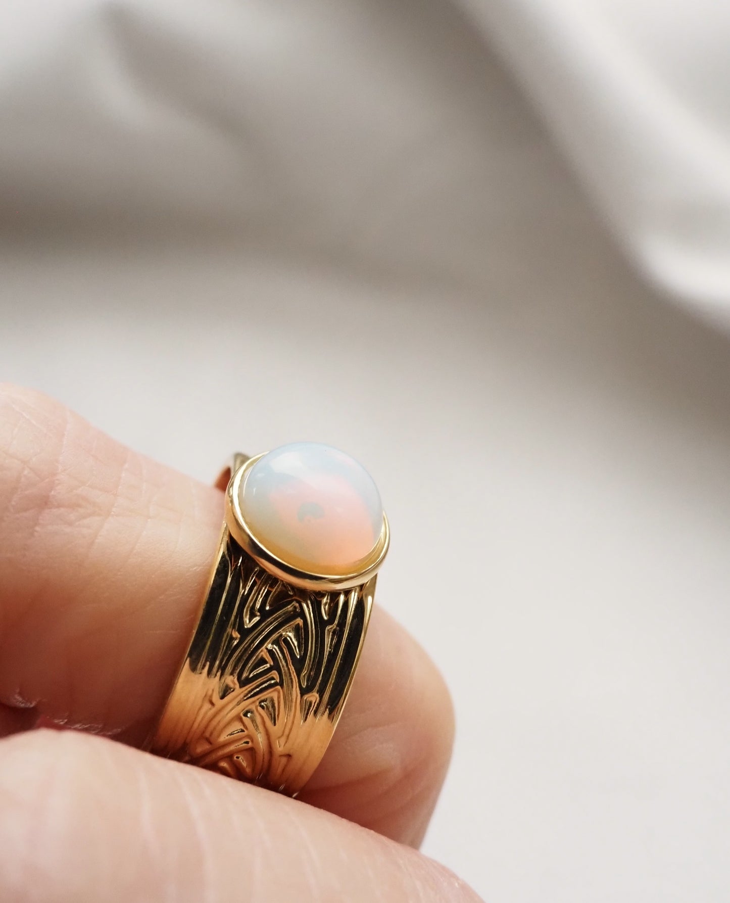 Bague manchette ajustable LINDSAY / pierre fine et acier inoxydable doré
