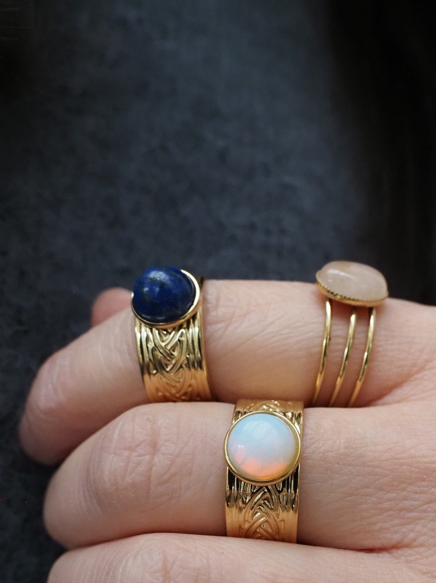 Bague ajustable MONICA / pierre fine quartz rose et acier inoxydable doré