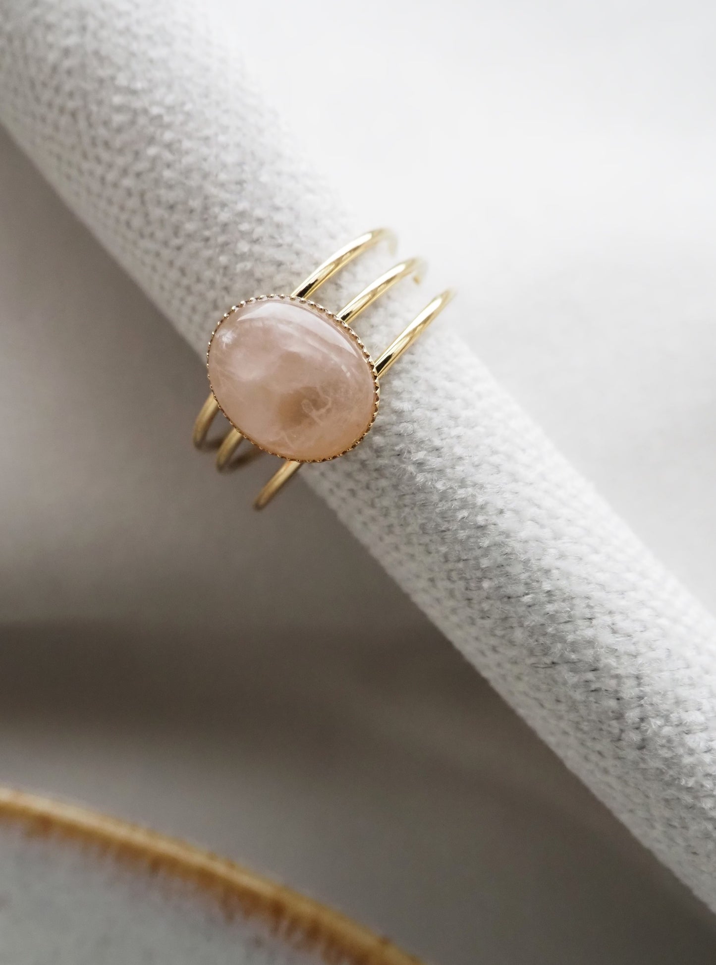 Bague ajustable MONICA / pierre fine quartz rose et acier inoxydable doré