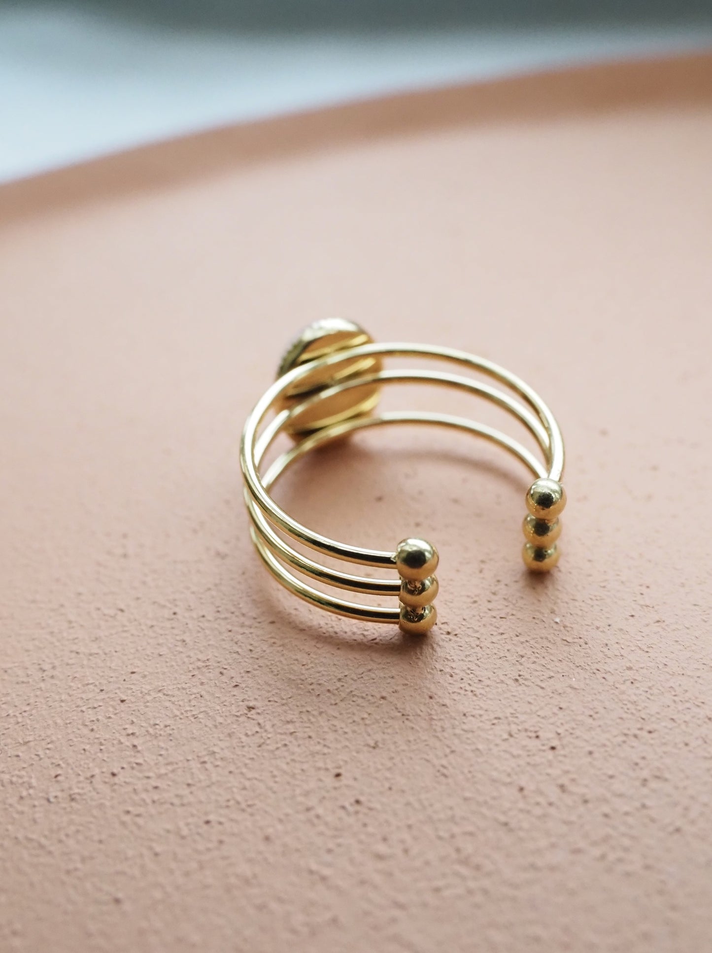 Bague ajustable MONICA / pierre fine quartz rose et acier inoxydable doré