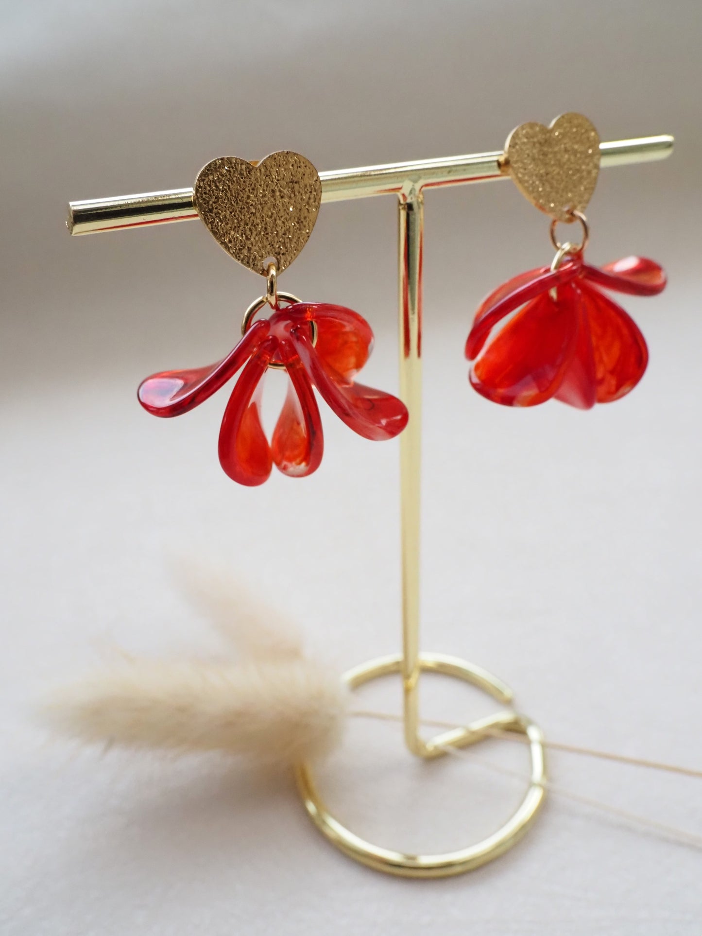 Boucles d’oreilles MARINA - Cœurs dorés acier inoxydable & pétales rouges