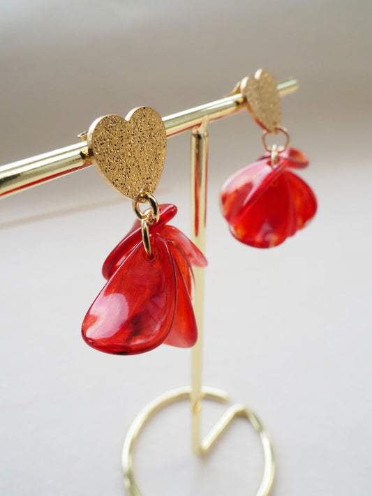 Boucles d’oreilles MARINA - Cœurs dorés acier inoxydable & pétales rouges
