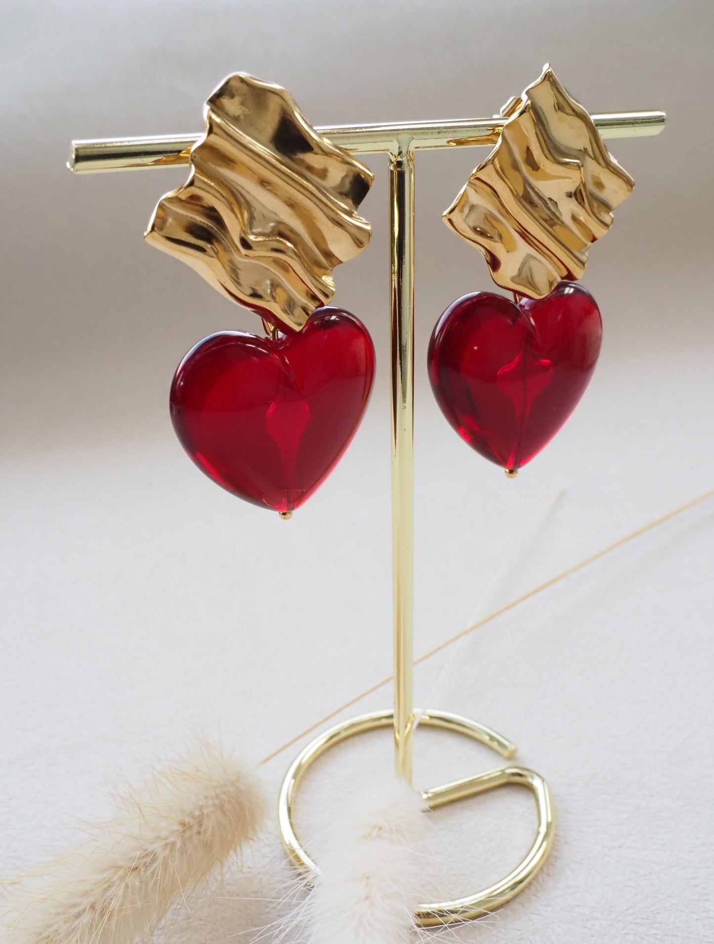 Boucles d’oreilles pendantes SYLVIA – Clous dorés effet plissé & pendentif cœur rouge en résine