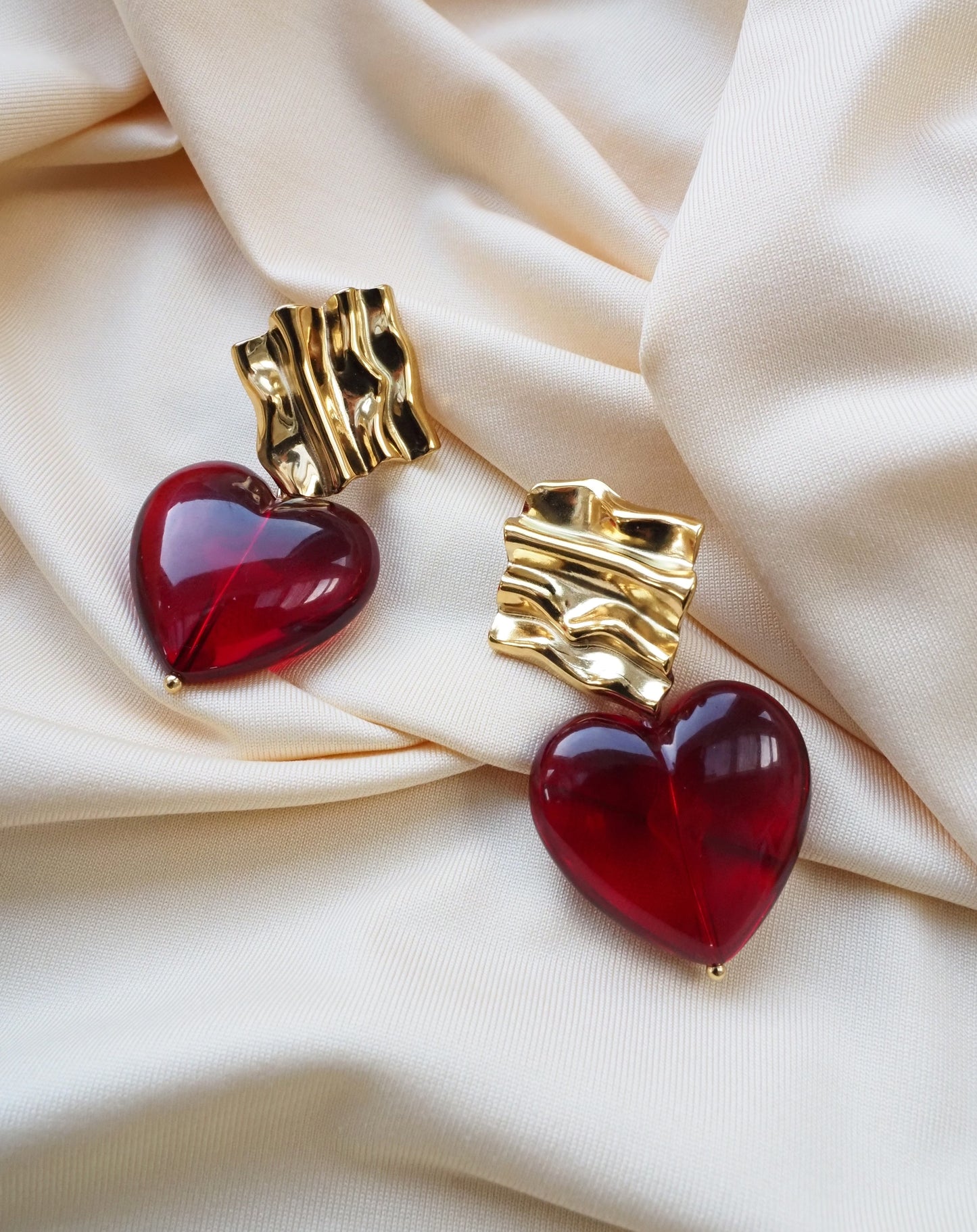 Boucles d’oreilles pendantes SYLVIA – Clous dorés effet plissé & pendentif cœur rouge en résine