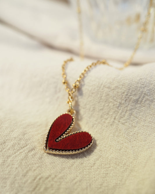 Collier JODIE - Pendentif coeur rouge et chaîne fantaisie acier inoxydable doré