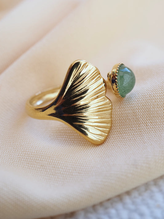 Bague ajustable SALOME - Feuille de Ginkgo acier inoxydable doré et pierre fine