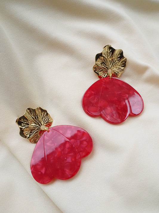 Boucles d’oreilles pendantes LIA – Clous feuille en acier inoxydable doré & pétales en acrylique rouge marbré