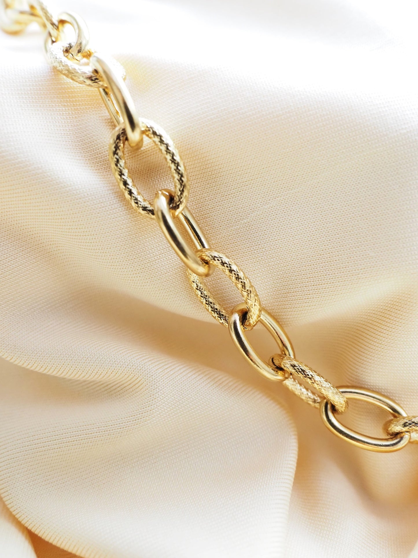 Collier court EMY l Grosse maille dorée en acier inoxydable et coeur blanc