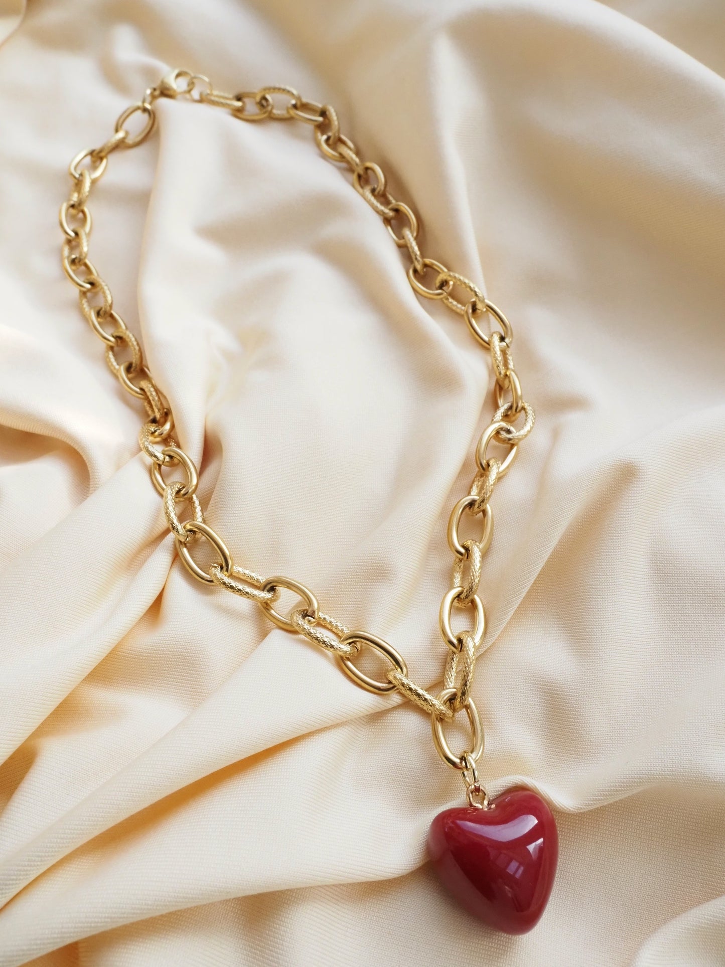 Collier court EMY l Grosse maille dorée en acier inoxydable et coeur rouge