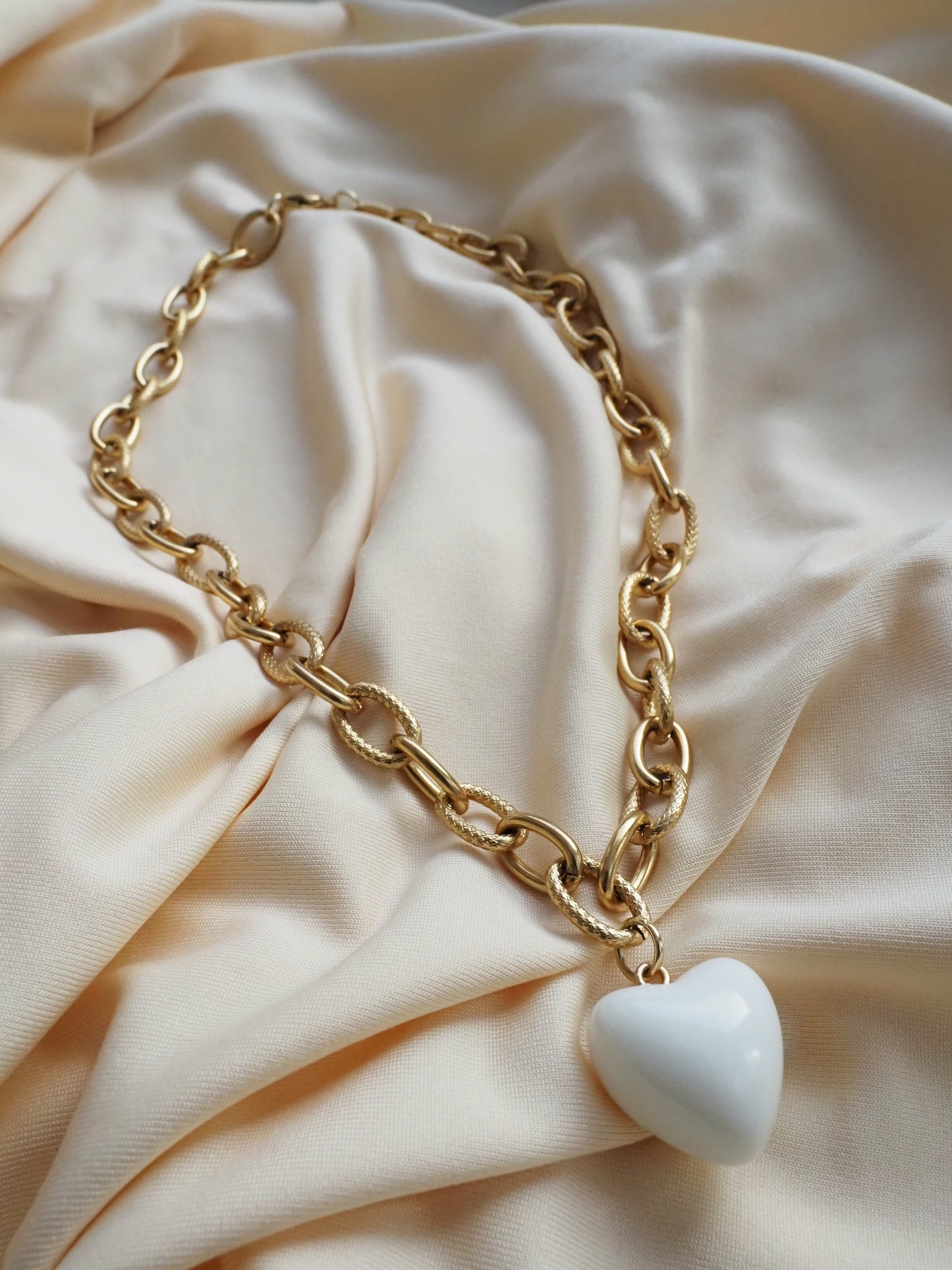 Collier court EMY l Grosse maille dorée en acier inoxydable et coeur blanc