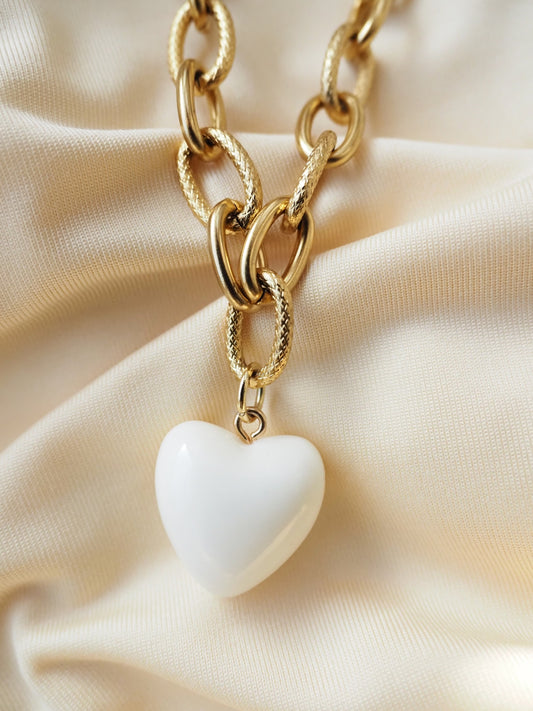 Collier court EMY l Grosse maille dorée en acier inoxydable et coeur blanc