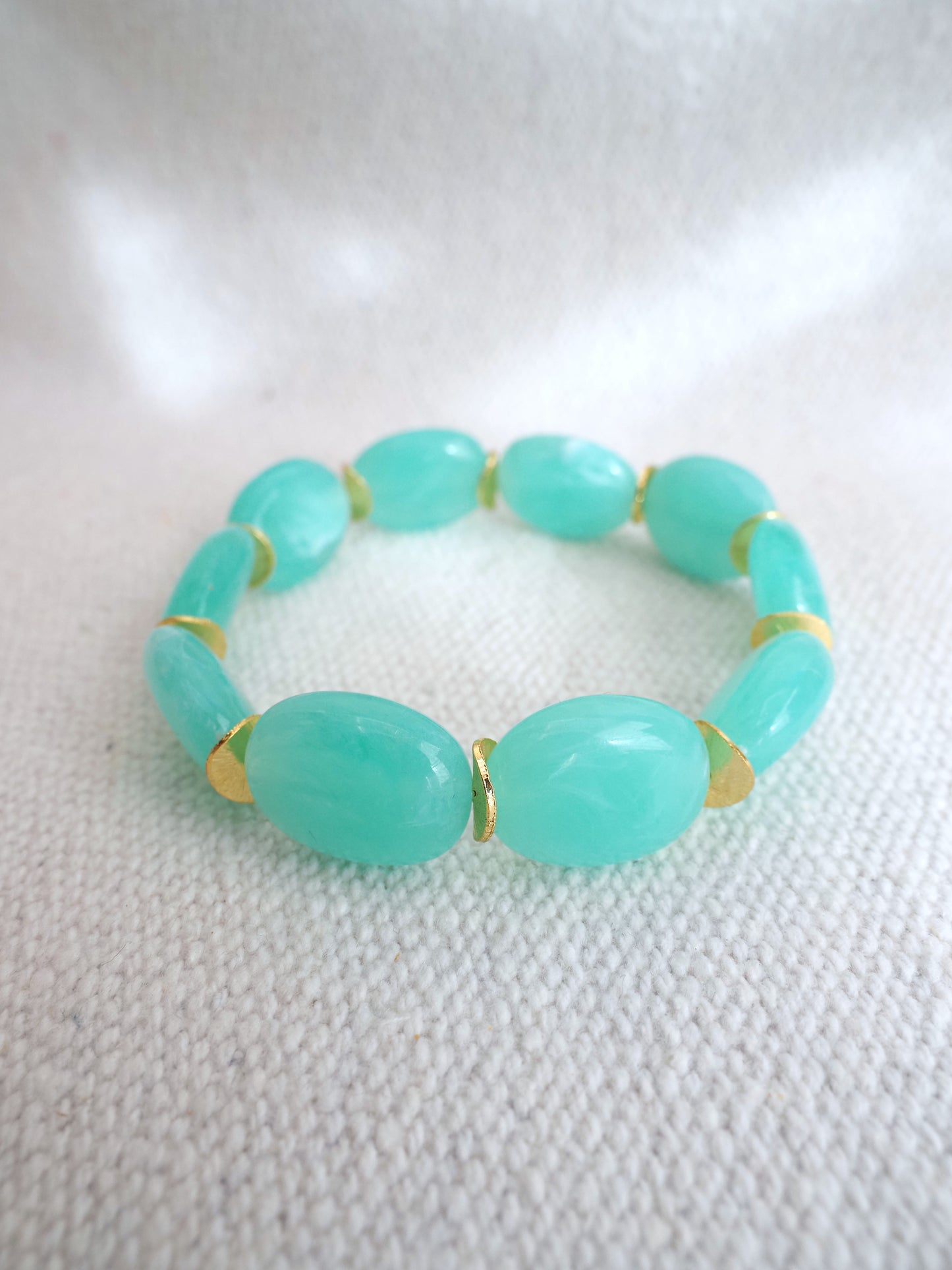 Bracelet Coloré OLIVIA – Perles ovales en résine marbrée & détails dorés