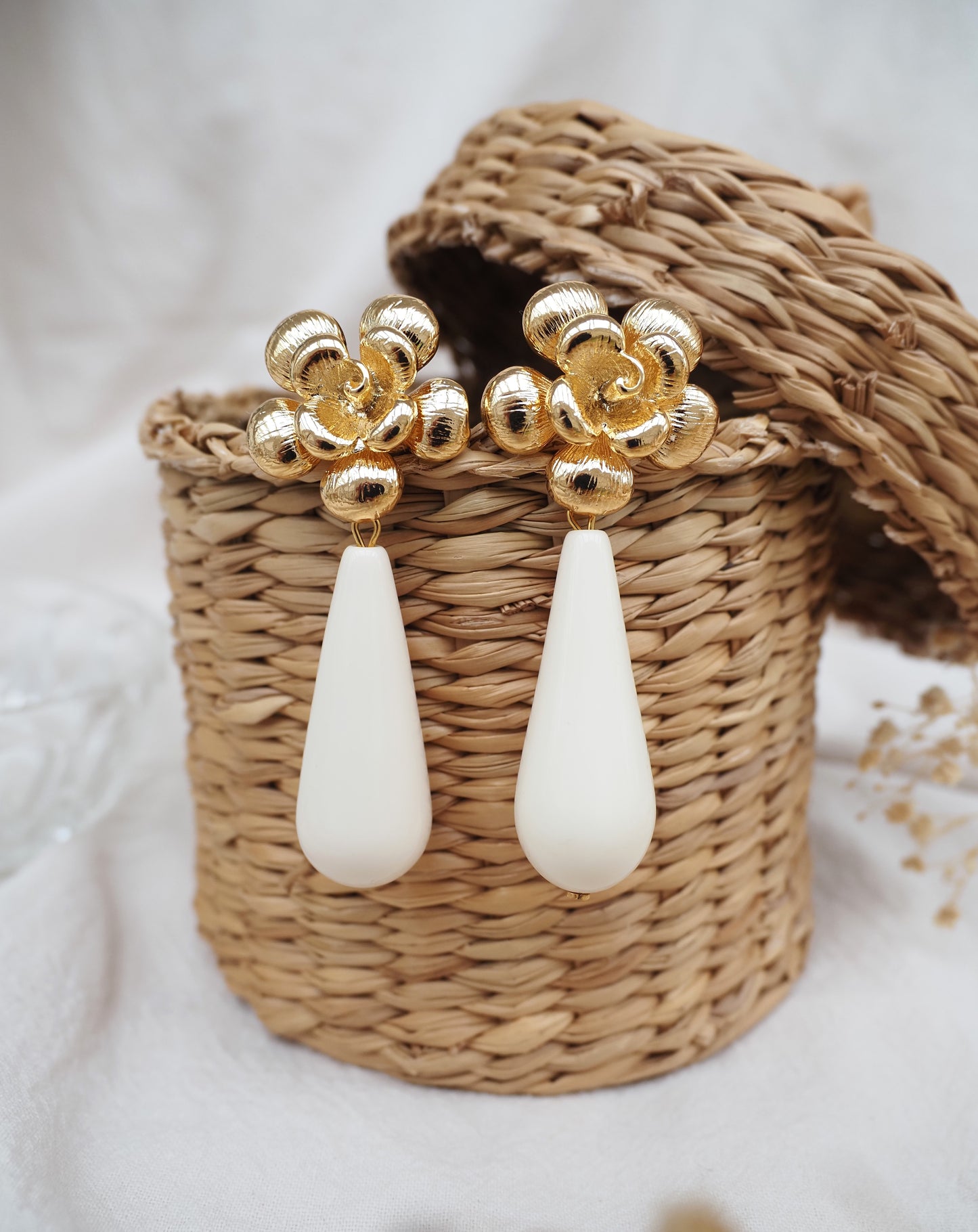 Boucles d'oreilles pendantes ANASTASIA / perles en résine ivoire / fleurs dorées