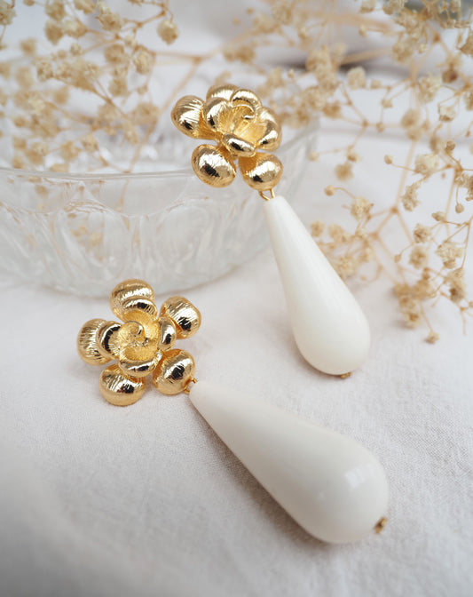 Boucles d'oreilles pendantes ANASTASIA / perles en résine ivoire / fleurs dorées