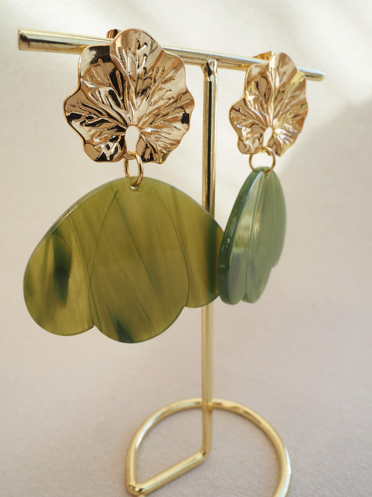 Boucles d’oreilles pendantes LIA – Clous feuille en acier inoxydable doré & pétales en acrylique vert marbré