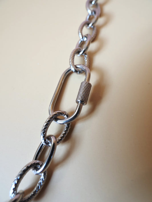 Collier court EDITH – Grosse maille texturée argentée & fermoir cadenas