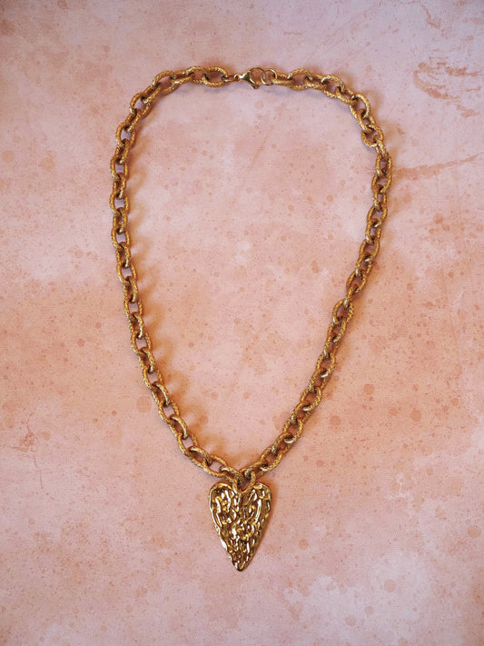 Collier court OXANNA l Grosse maille dorée en acier inoxydable et coeur martelé