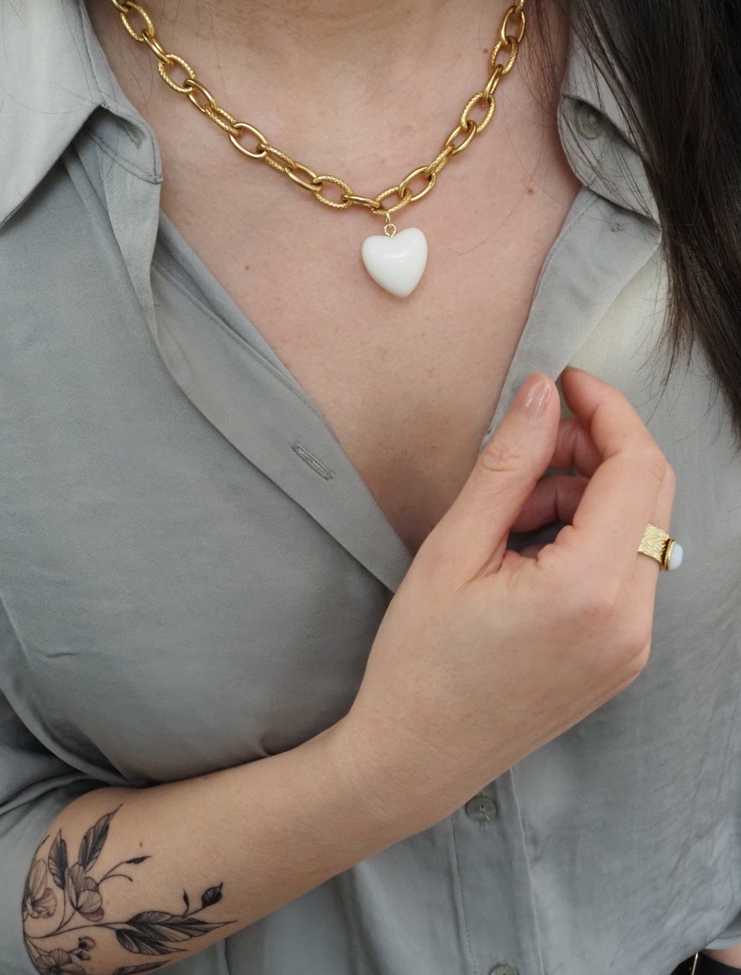 Collier court EMY l Grosse maille dorée en acier inoxydable et coeur blanc