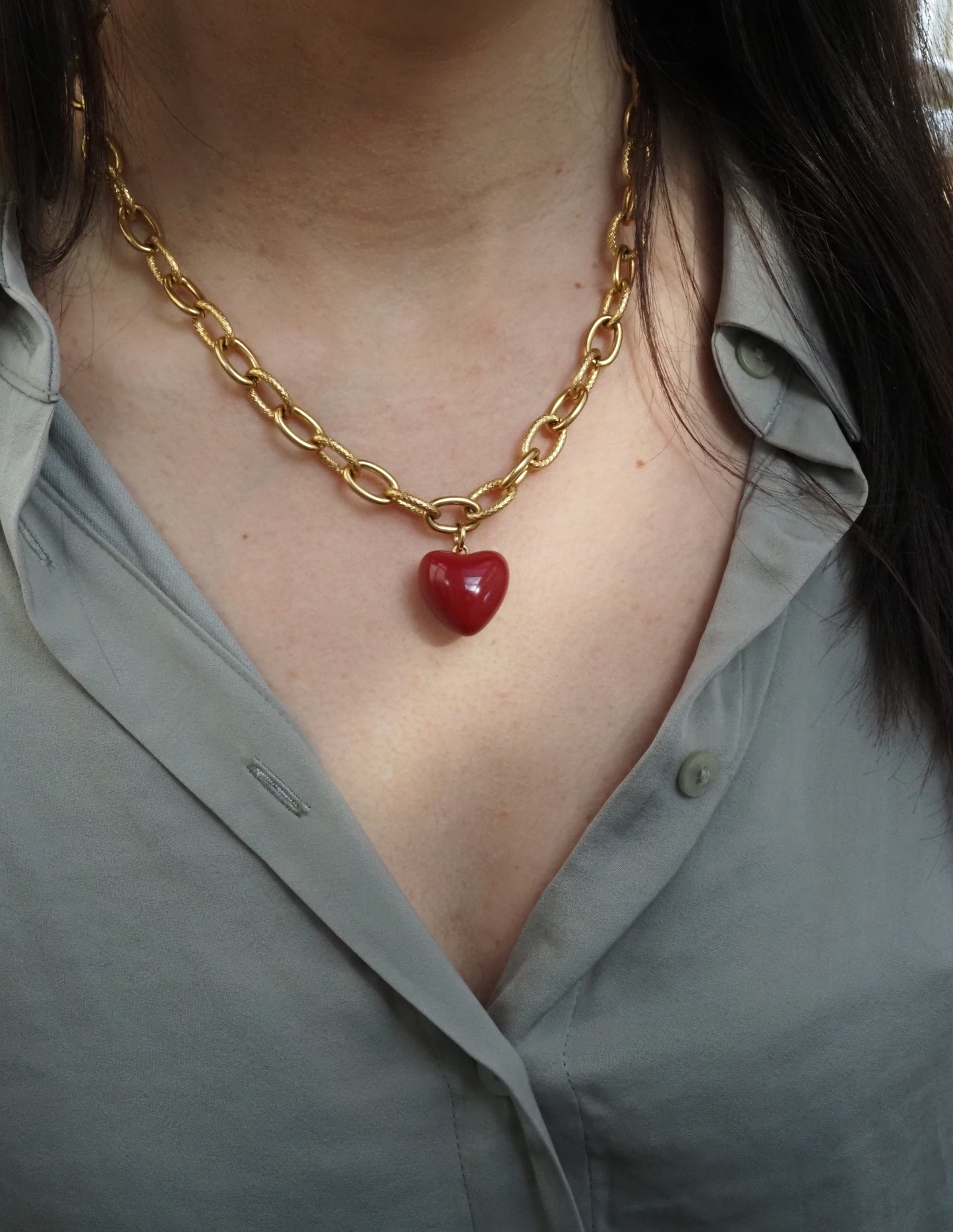 Collier court EMY l Grosse maille dorée en acier inoxydable et coeur rouge