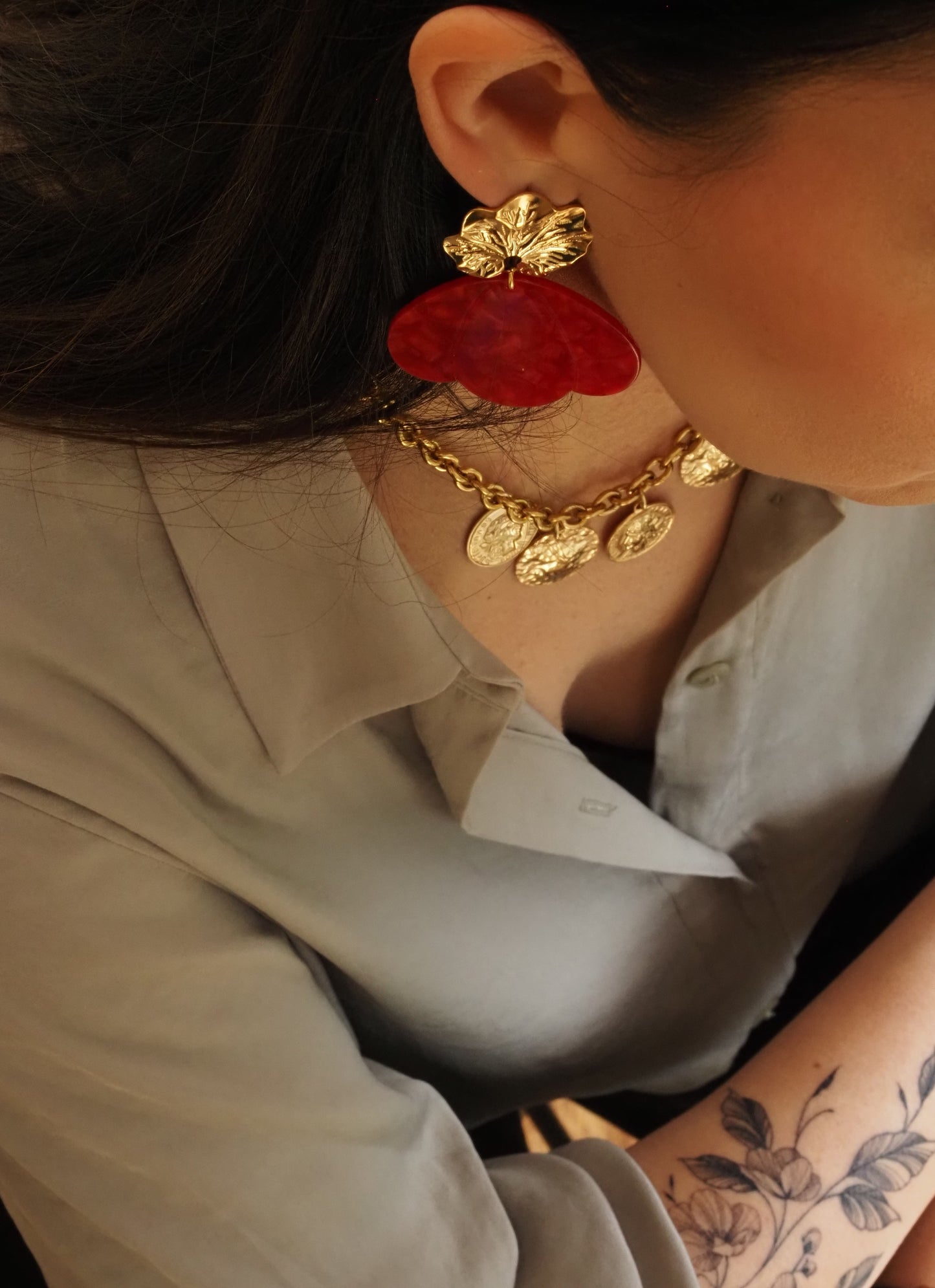 Boucles d’oreilles pendantes LIA – Clous feuille en acier inoxydable doré & pétales en acrylique rouge marbré