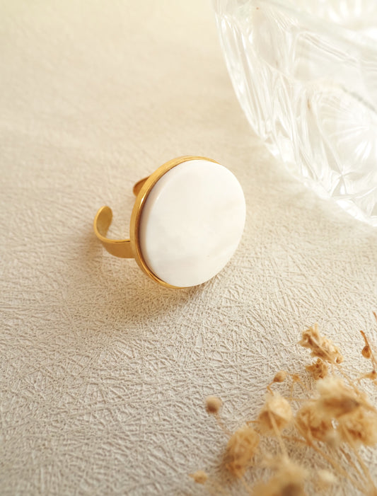 Bague ajustable MATHILDE - Acier inoxydable doré et cabochon en nacre