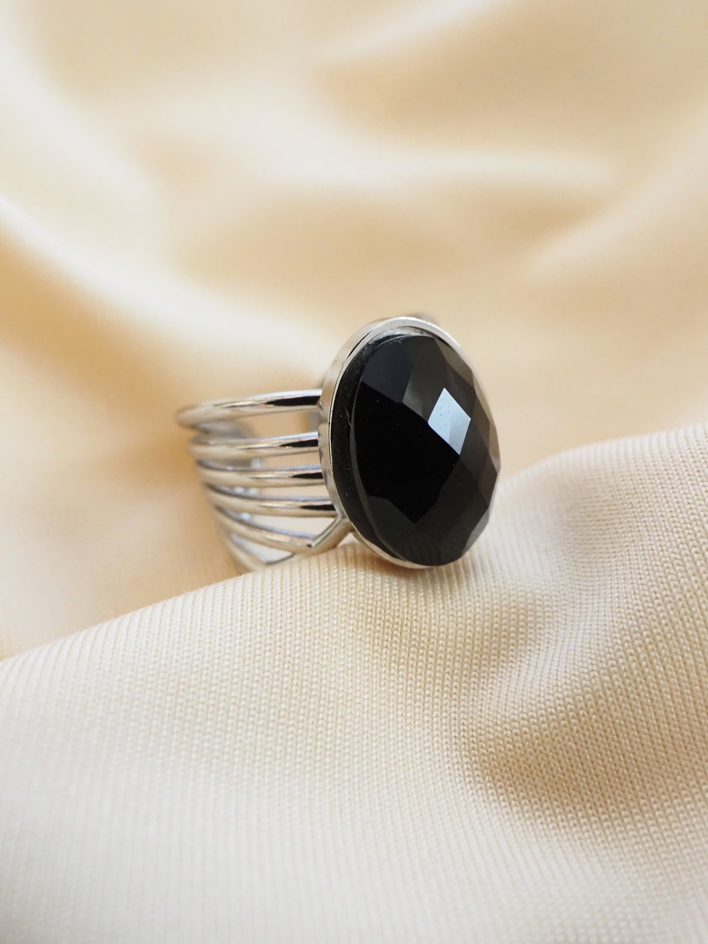 Bague ajustable ROSALIE – Acier inoxydable argenté, cabochon en pierre fine onyx noir facetté