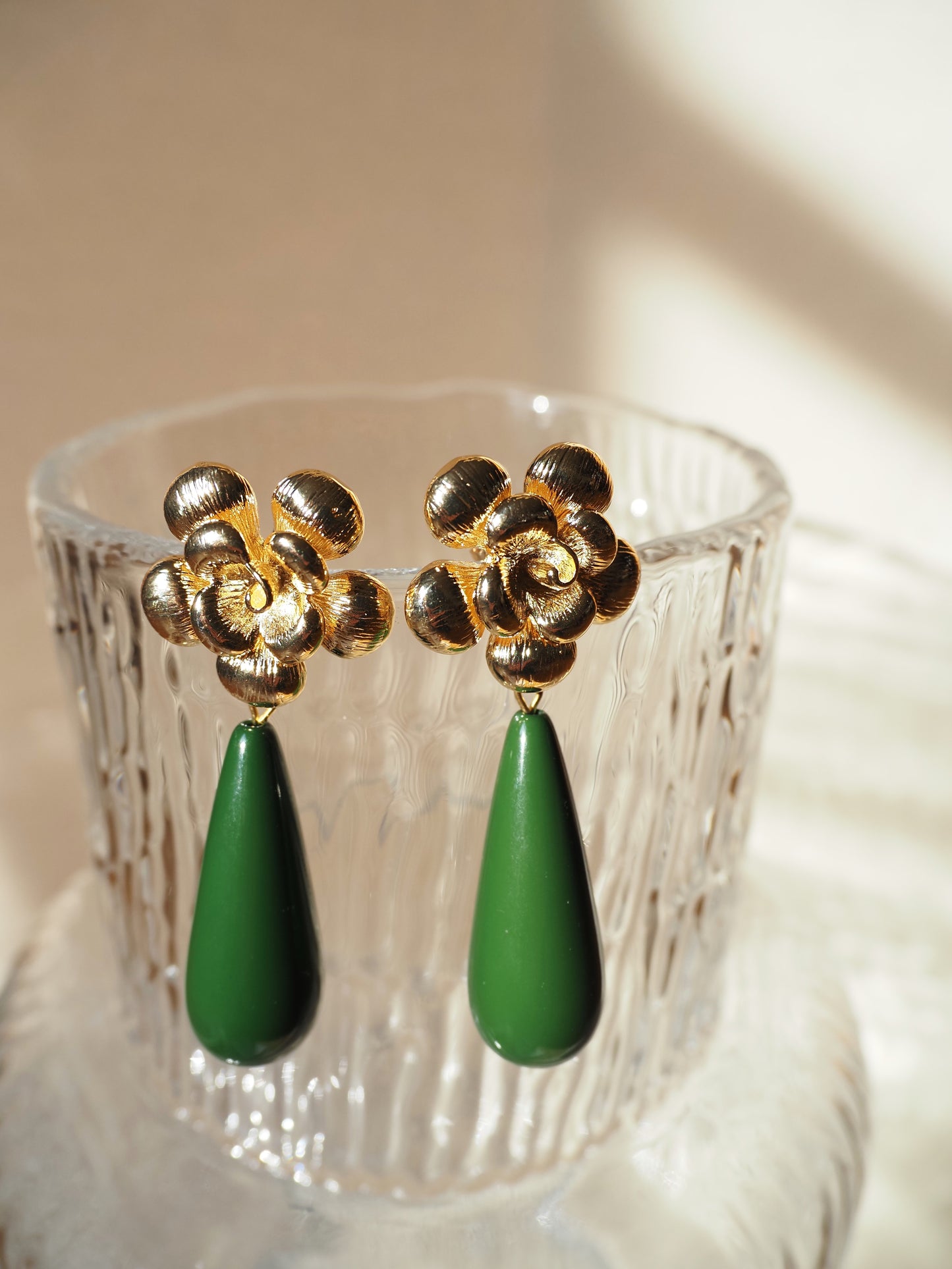 ANASTASIA Ohrhänger / dunkelgrüne Harzperlen / goldene Blumen