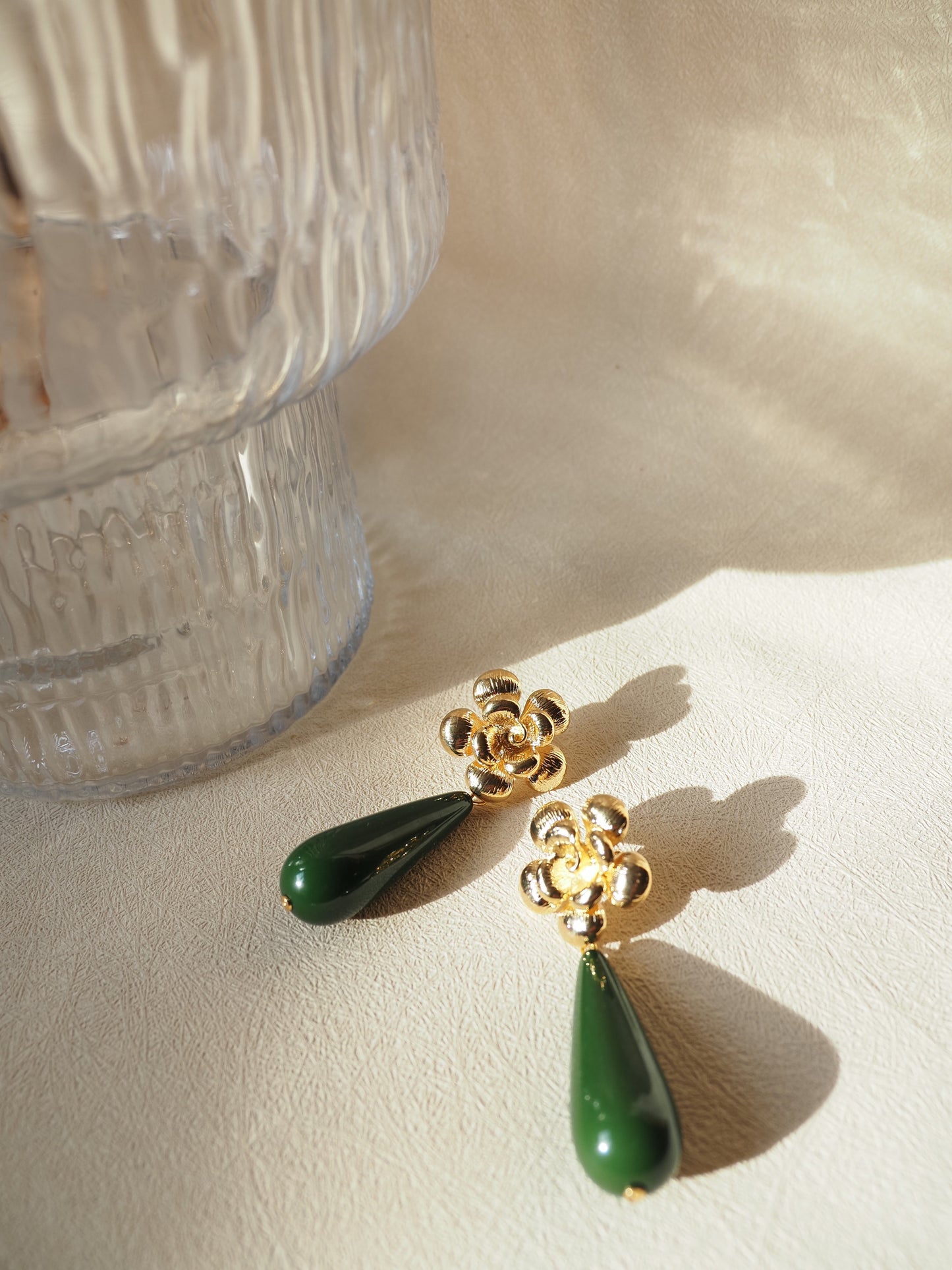 ANASTASIA Ohrhänger / dunkelgrüne Harzperlen / goldene Blumen