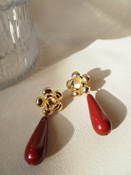 Boucles d'oreilles pendantes ANASTASIA / perles en résine grenat / fleurs dorées
