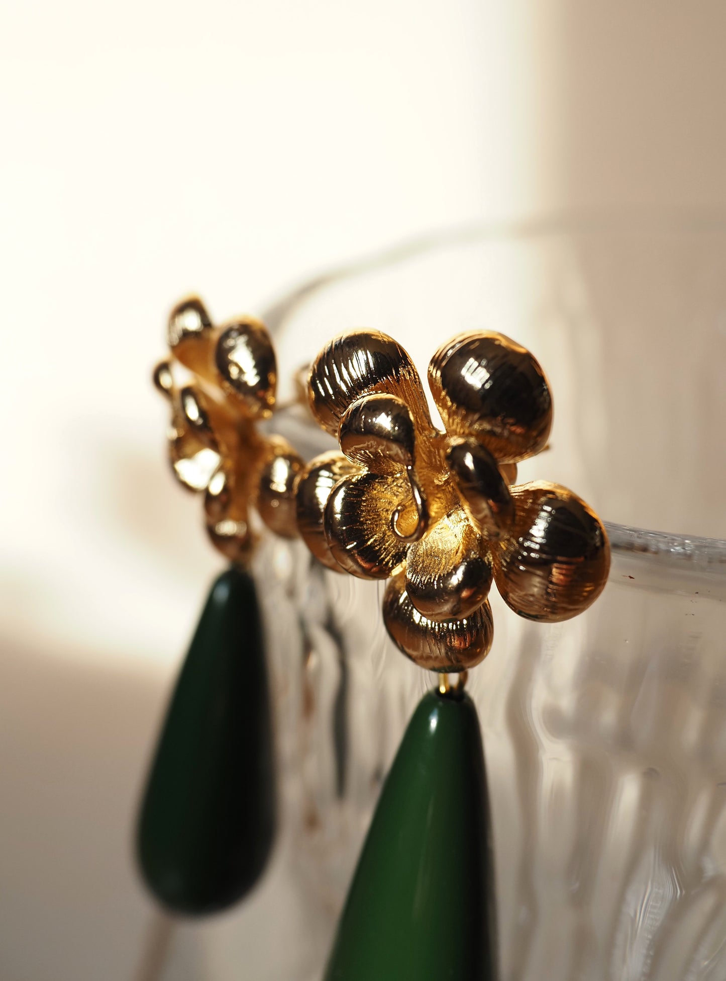 ANASTASIA Ohrhänger / dunkelgrüne Harzperlen / goldene Blumen