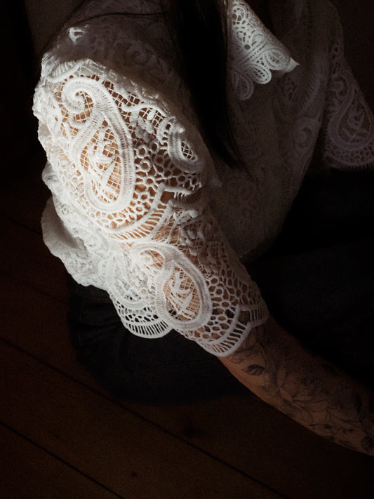 Blouse romantique en dentelle blanche