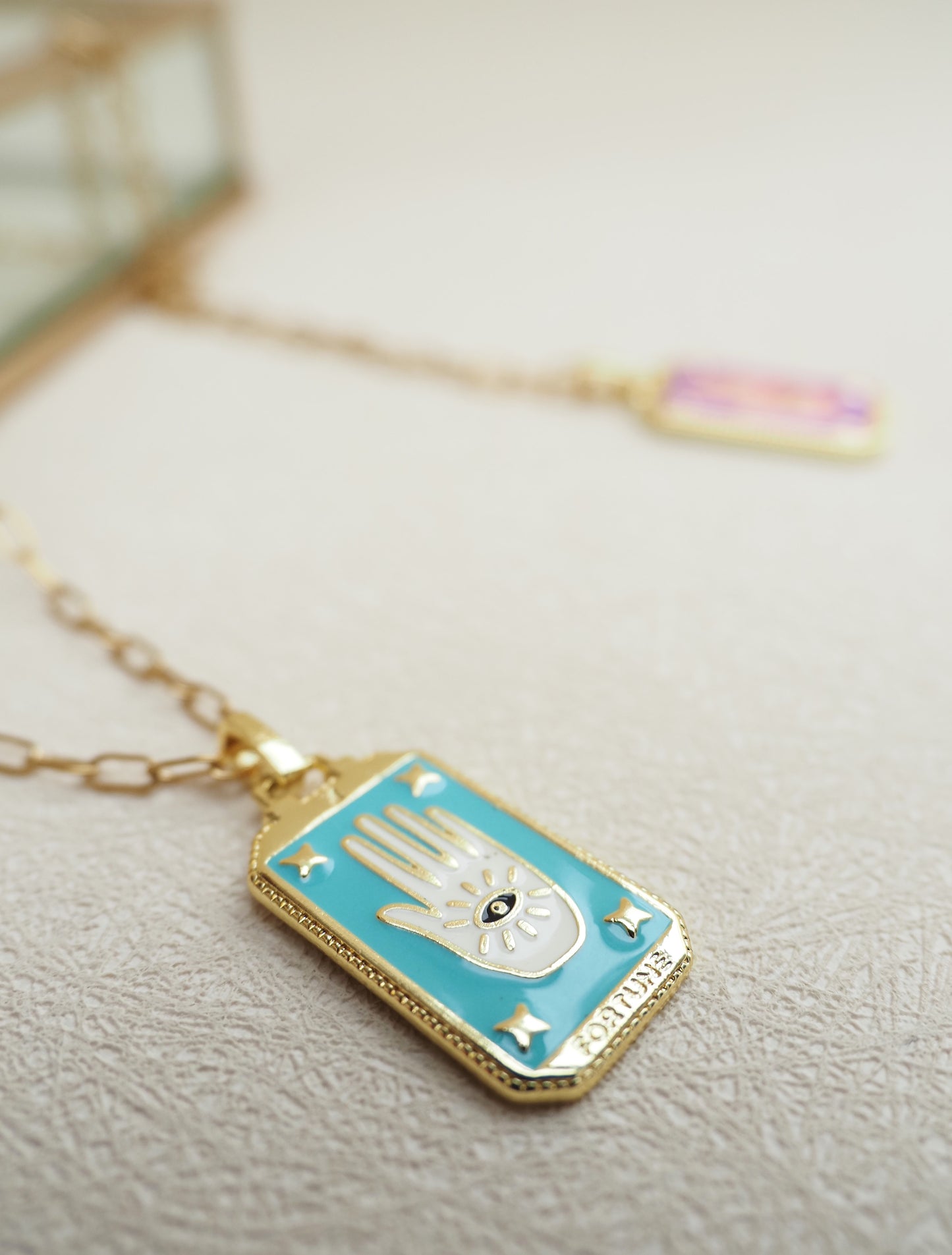 Collier REBECCA / chaîne acier inoxydable dorée / pendentif carte de tarot