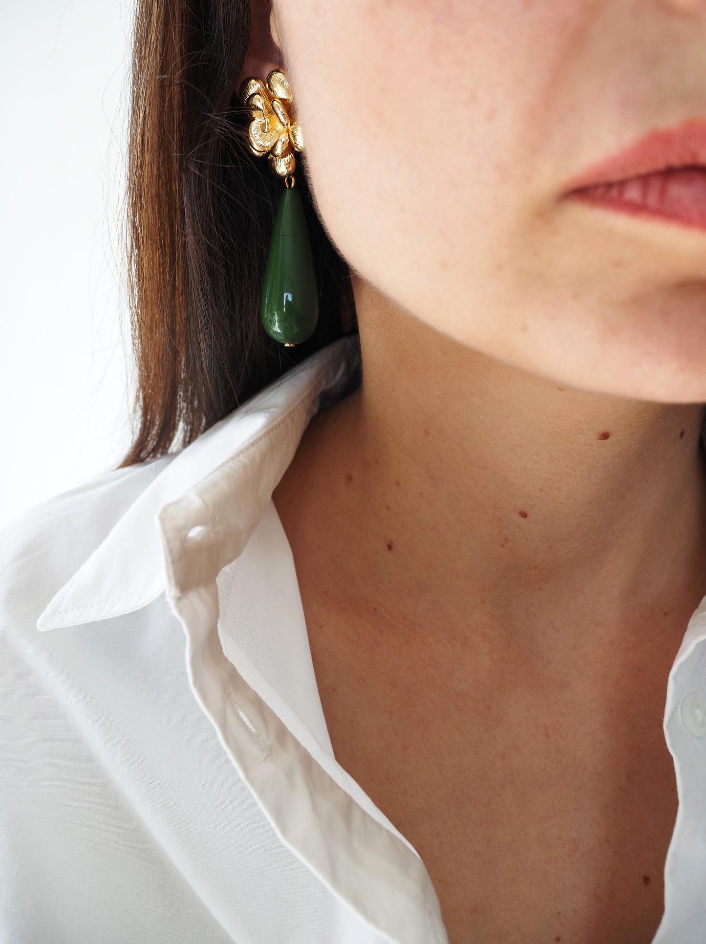 ANASTASIA Ohrhänger / dunkelgrüne Harzperlen / goldene Blumen