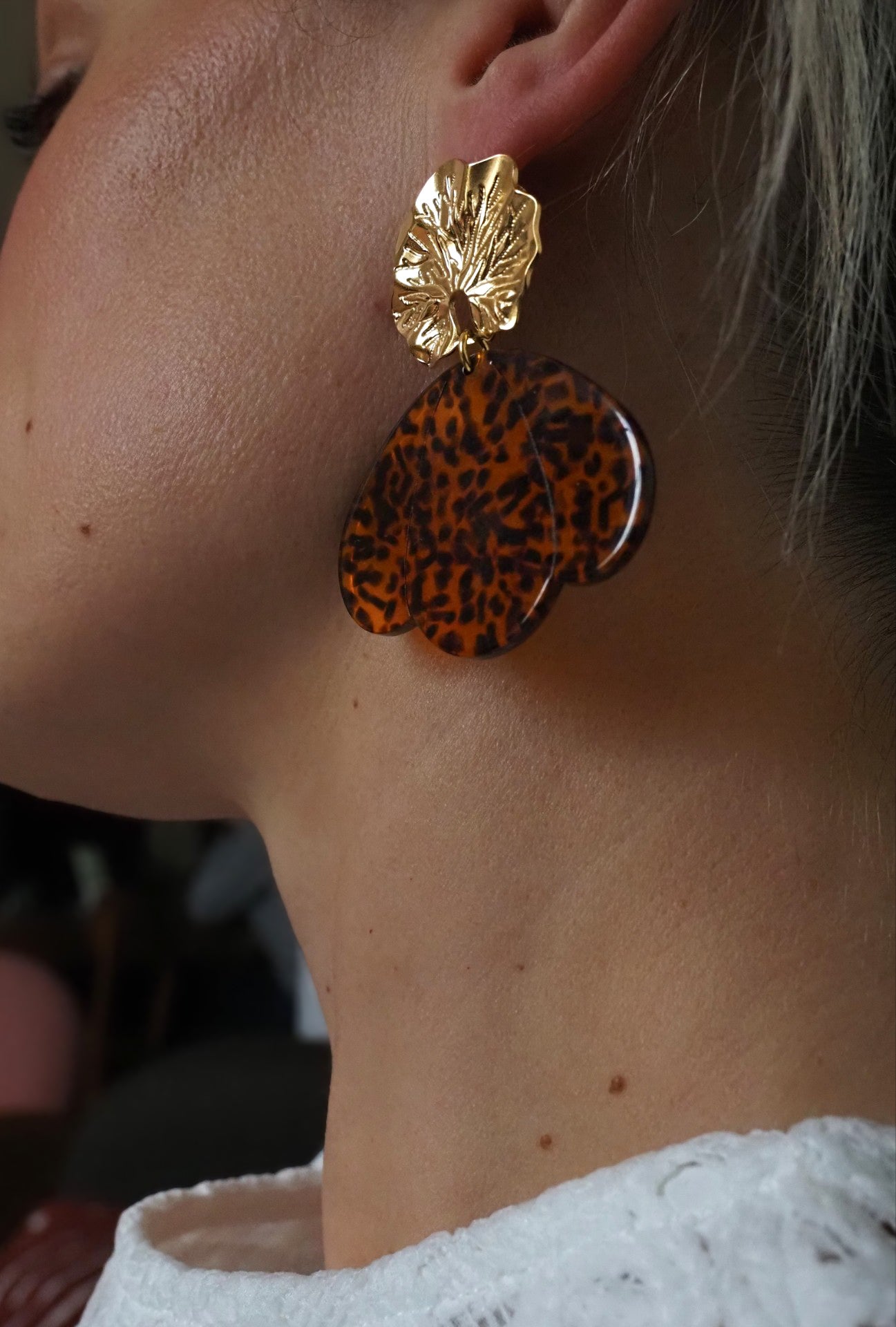 Boucles d’oreilles pendantes LIA – Clous feuille en acier inoxydable doré & pétales en acrylique léopard