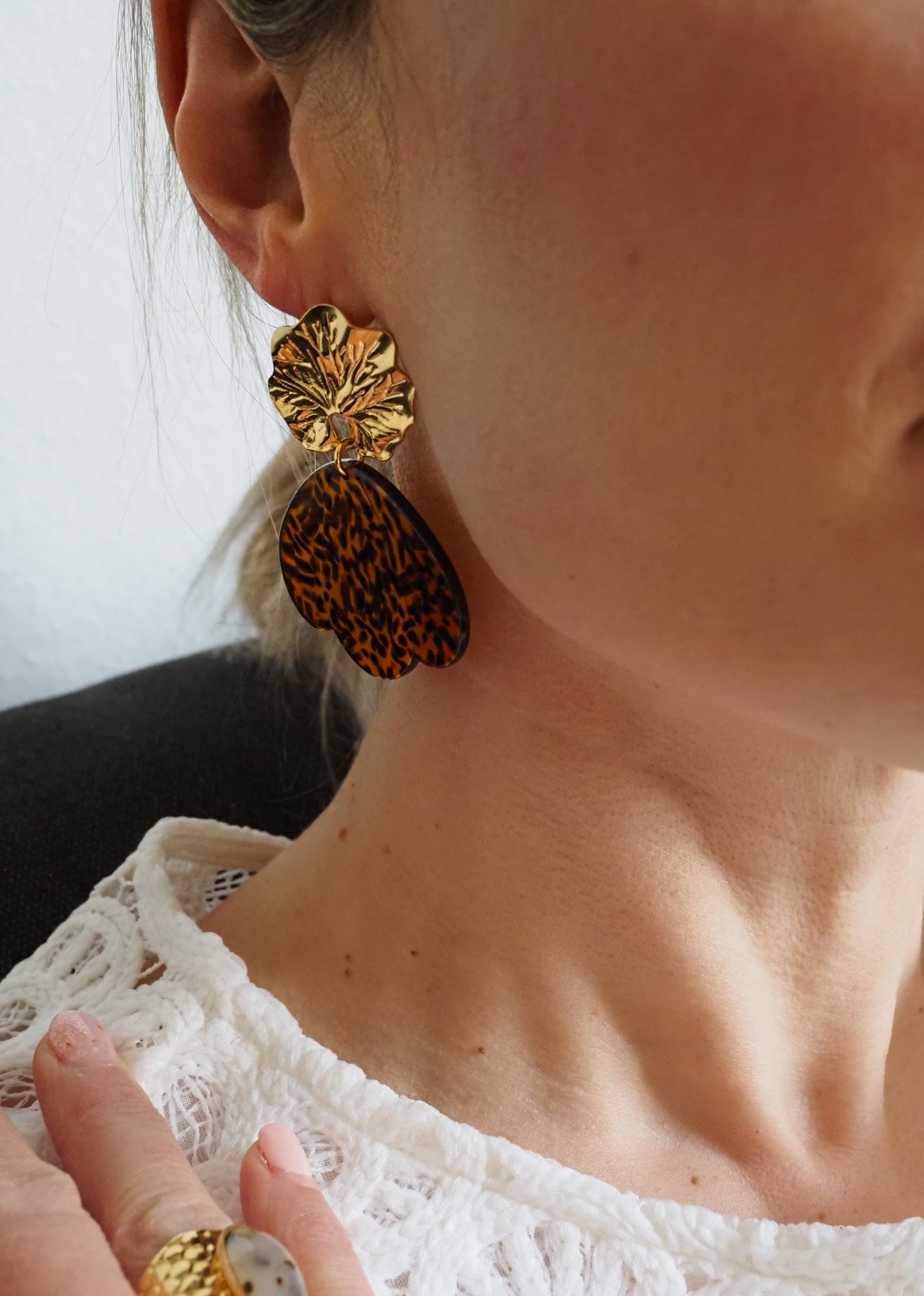 Boucles d’oreilles pendantes LIA – Clous feuille en acier inoxydable doré & pétales en acrylique léopard