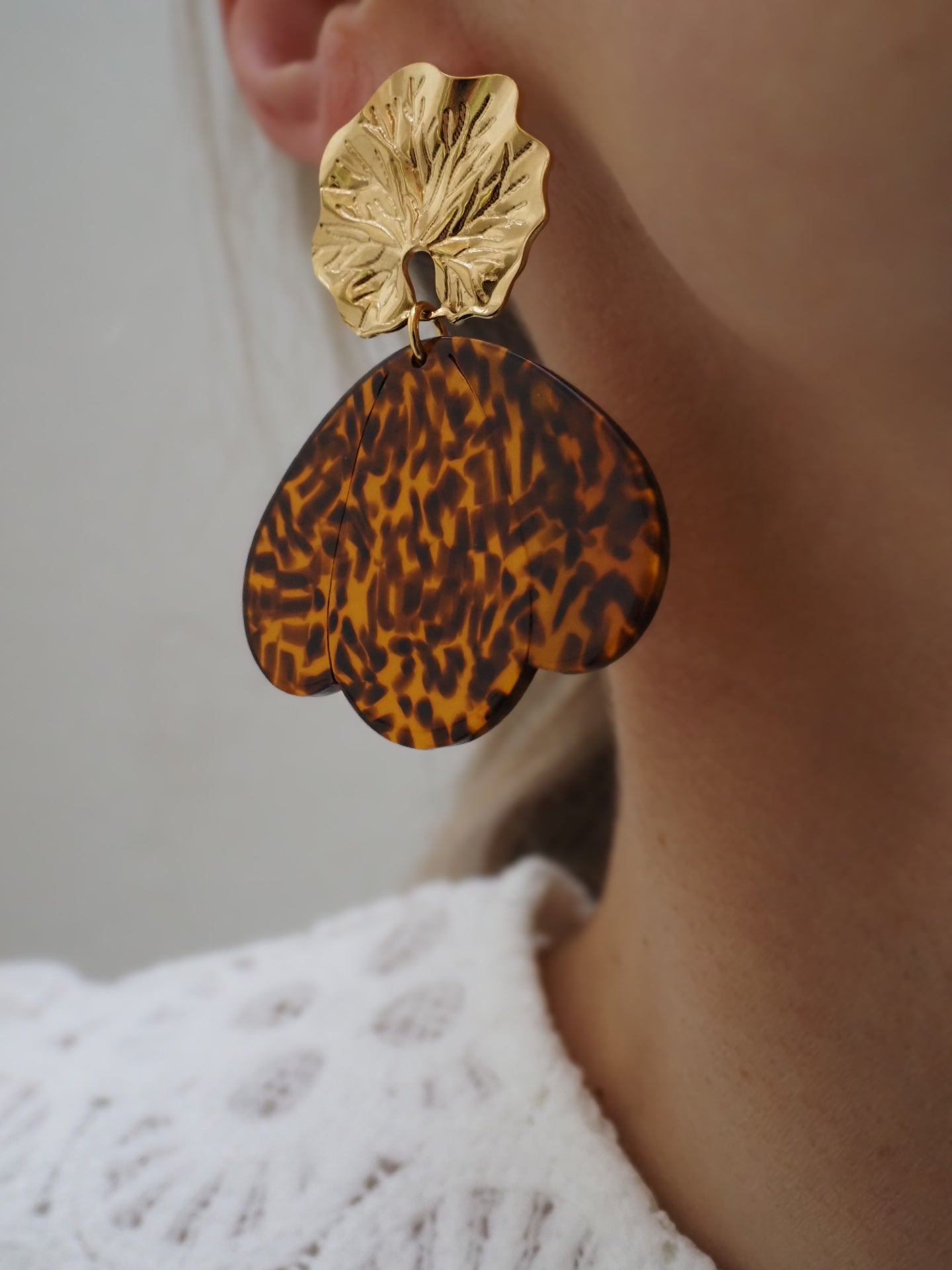 Boucles d’oreilles pendantes LIA – Clous feuille en acier inoxydable doré & pétales en acrylique léopard