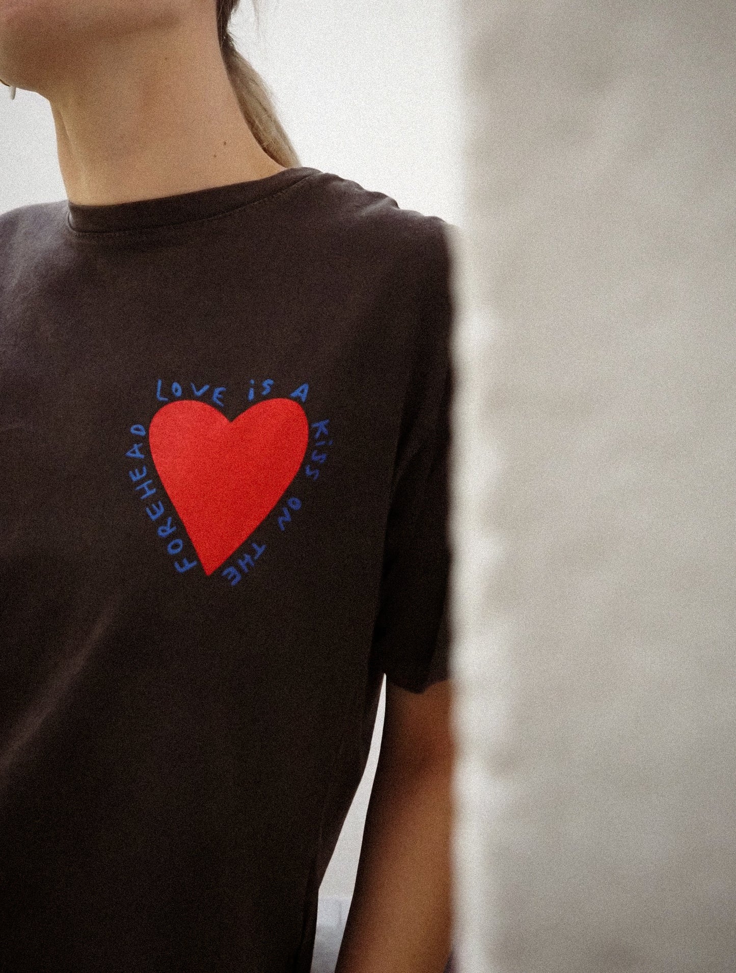 T-shirt Oversize Noir - Love is a Kiss - Cœur Rouge