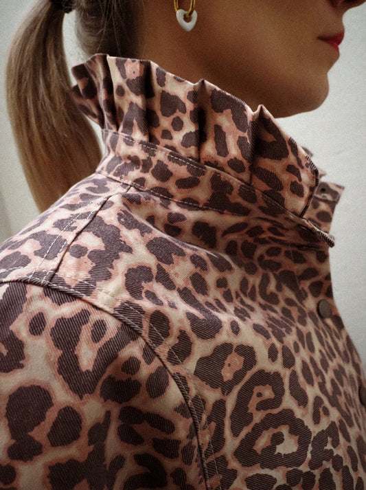 Boucles d'oreilles créoles AMANDA / coeur blanc résine / acier inoxydable doré