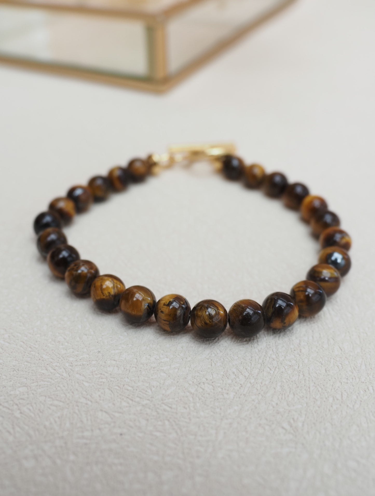 ALEXIA-Armband / Tigeraugenperlen / Knebelverschluss aus goldfarbenem Edelstahl